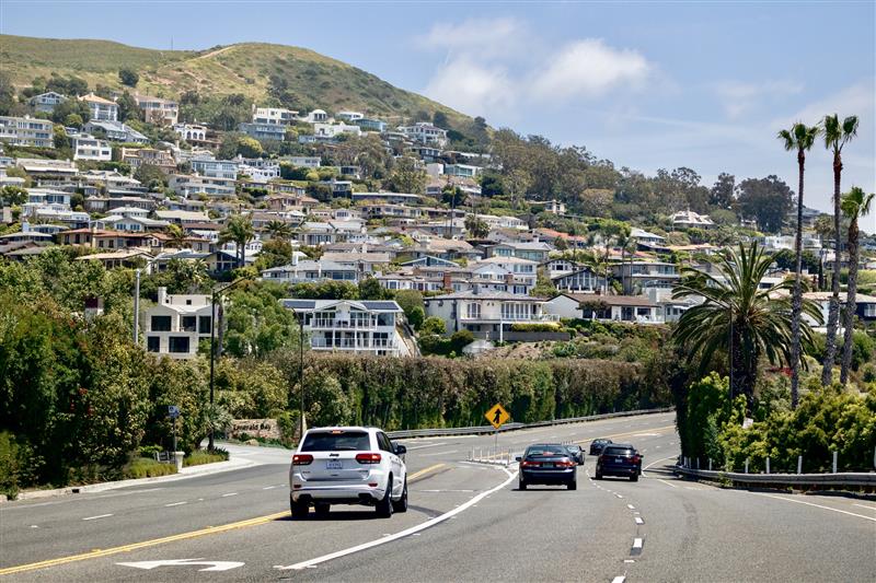 Laguna beach roadway on a bright, sunny day.